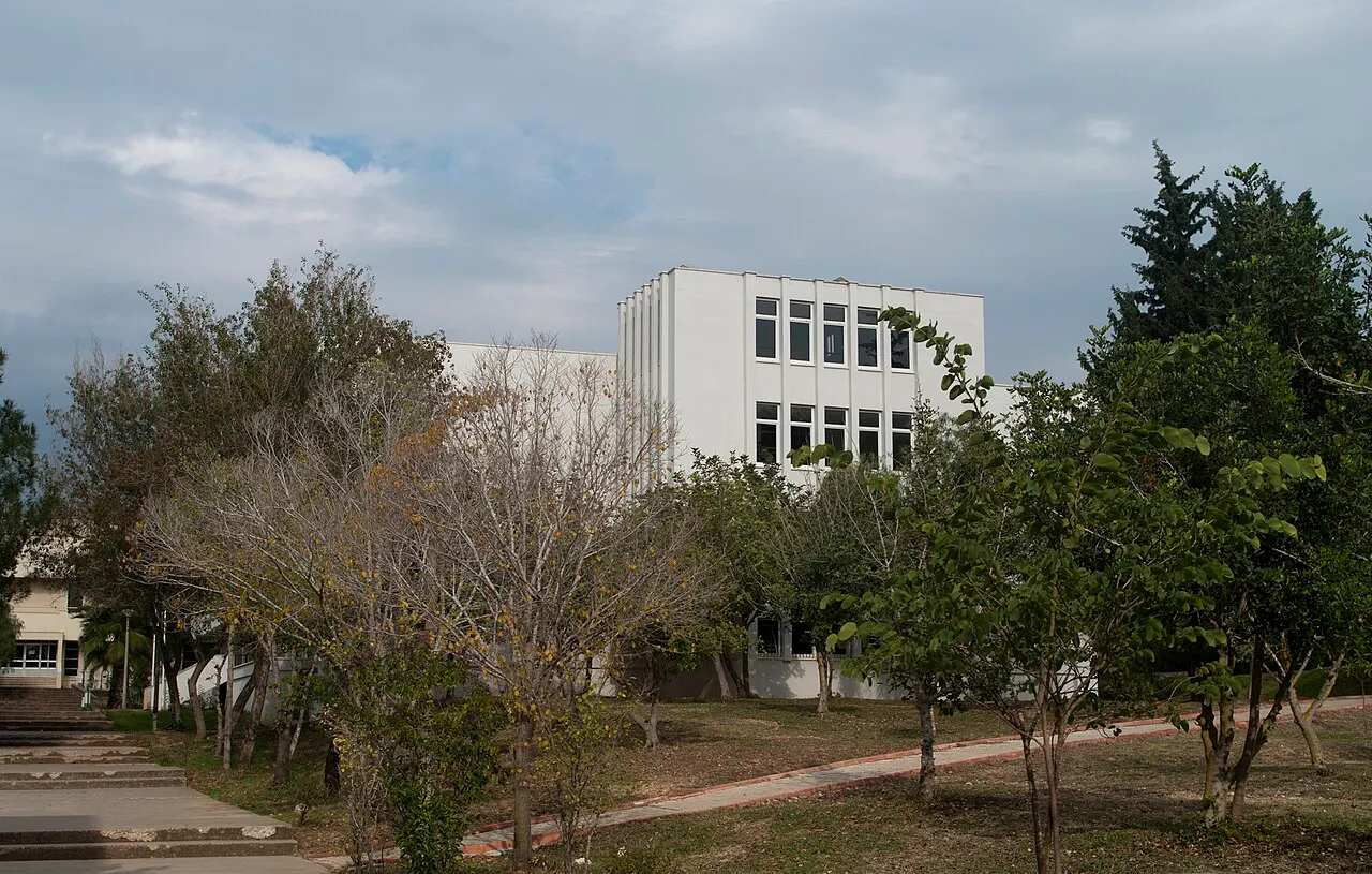 Akademik Yılı Açılış Töreni haberi için Çukurova Üniversitesi kampüsündeki derslik binası