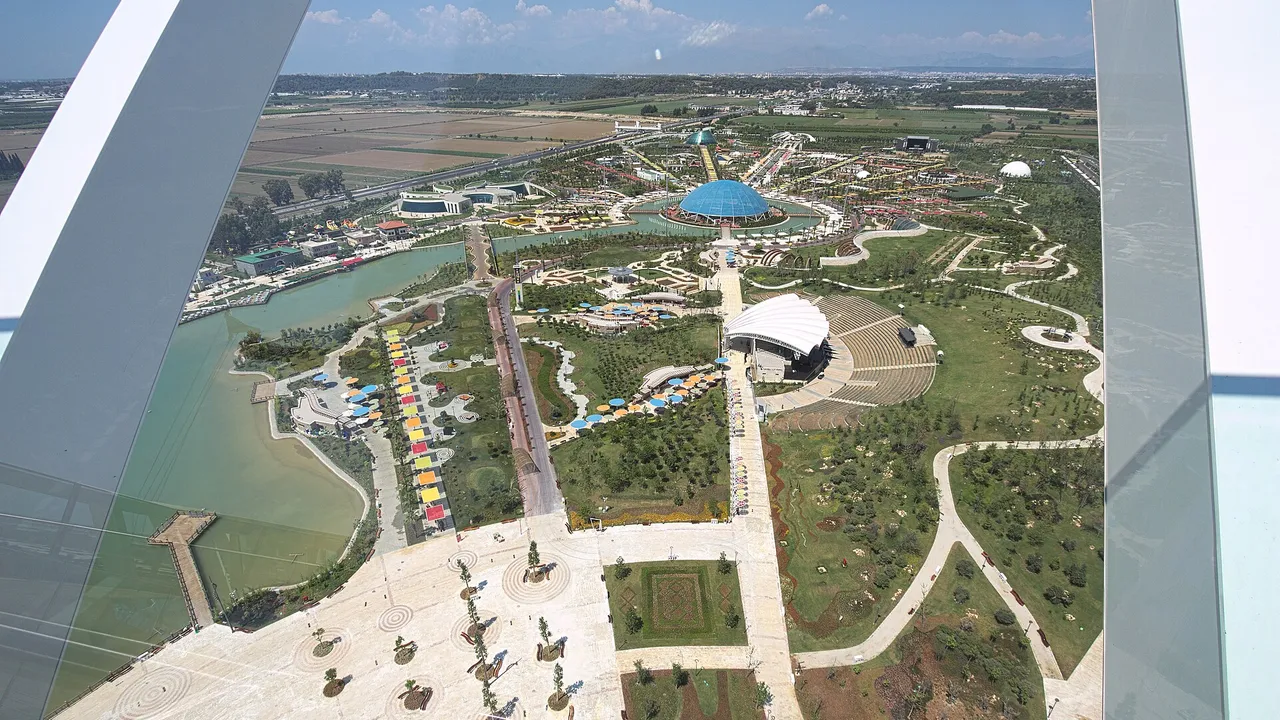 Antalya EXPO 2016 alanının batı yönünden genel görünümü, yeşil alanlar ve yapılar
