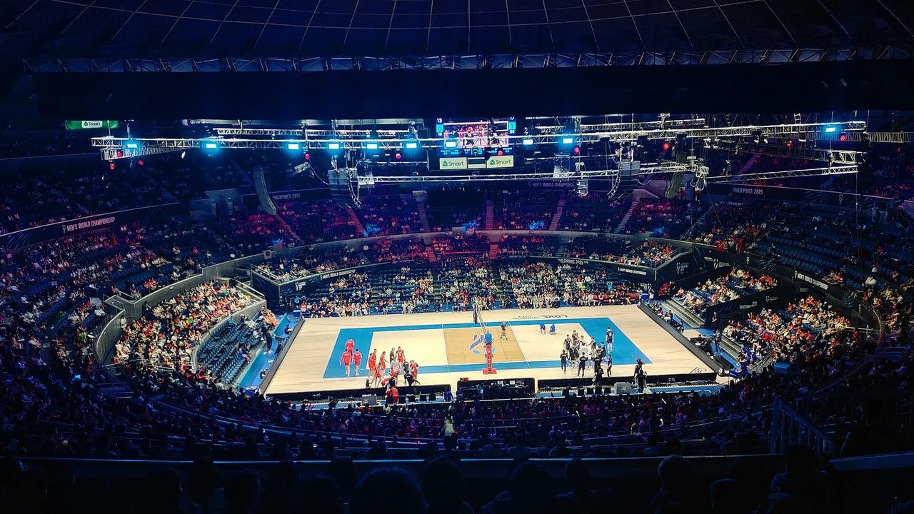 Voleybol maçının oynandığı kalabalık bir spor salonu