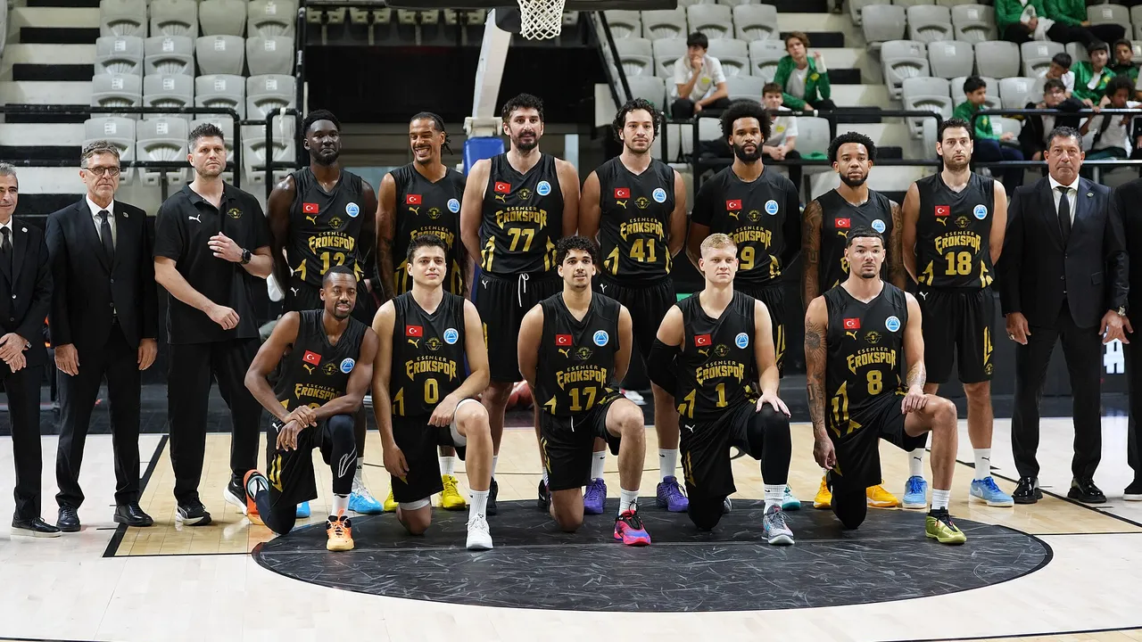 Esenler Erokspor basketbol takımı oyuncuları ve teknik ekibi takım fotoğrafında
