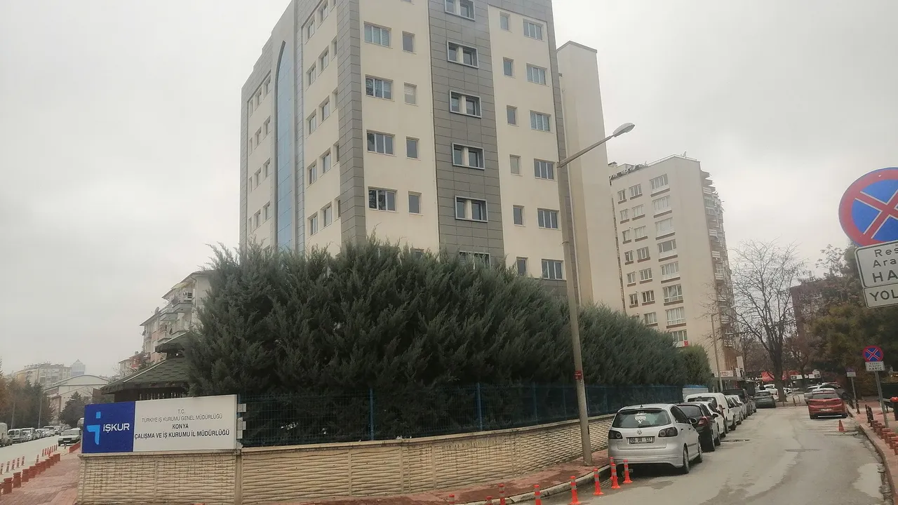 Konya'daki Türkiye İş Kurumu (İŞKUR) hizmet binası ve önündeki cadde