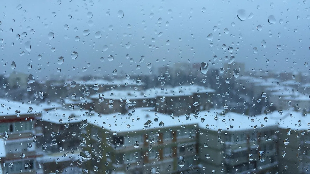 Yağmur damlalarıyla kaplı bir pencereden görünen İstanbul'daki apartmanlar