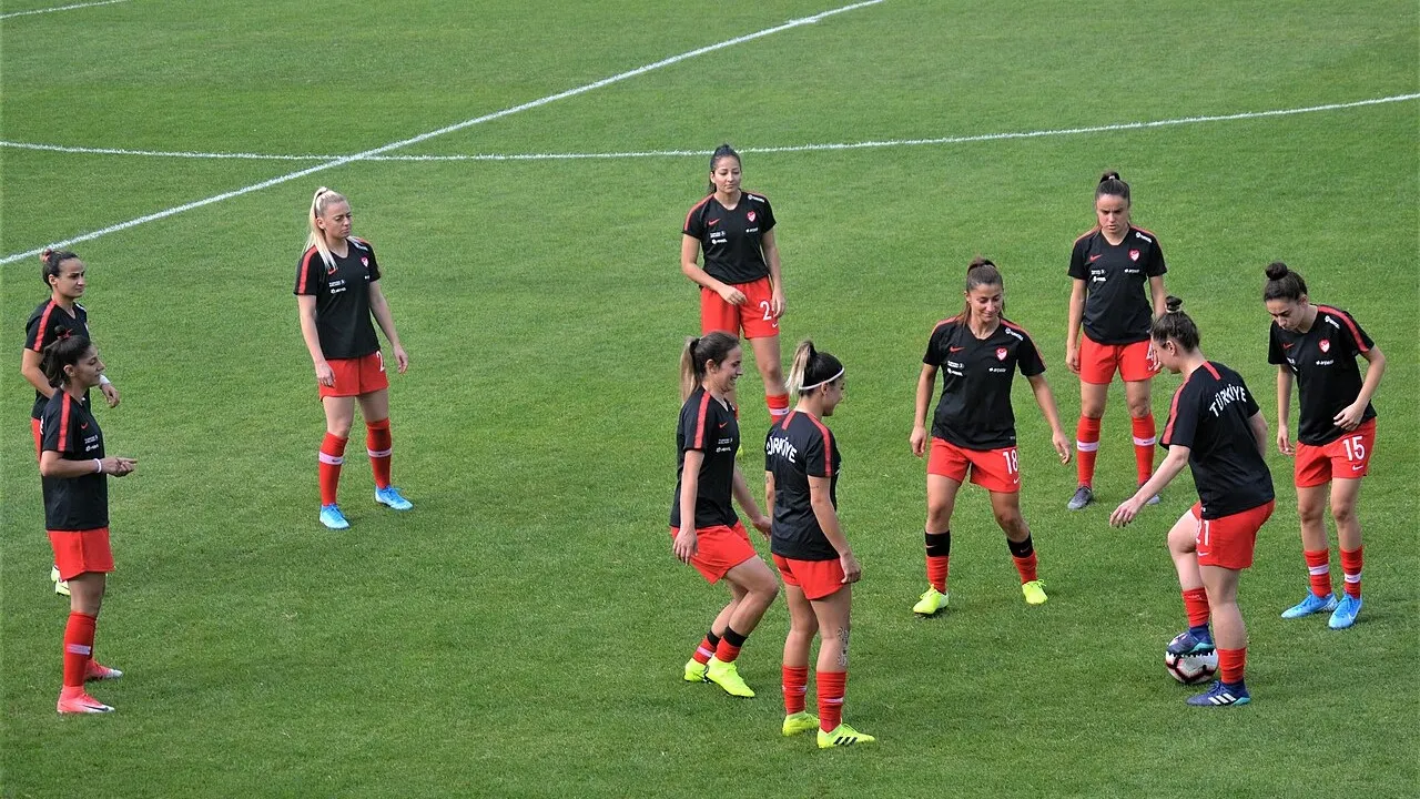 A Milli Kadın Futbol Takımı oyuncuları ısınırken