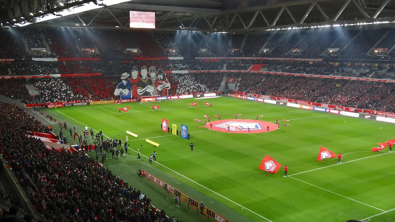 Lille'in Stade Pierre-Mauroy stadyumunda bir maç öncesi tribünler ve saha