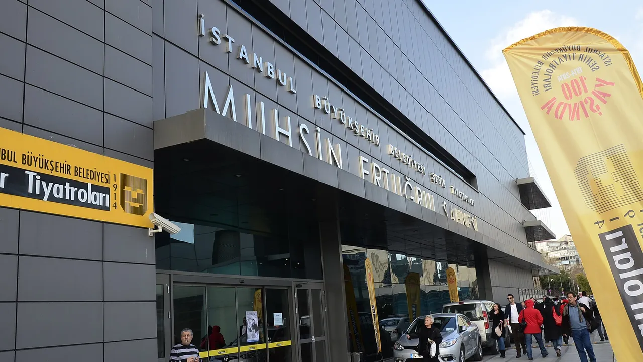 İstanbul Harbiye'deki Muhsin Ertuğrul Sahnesi'nin girişi ve tabelası