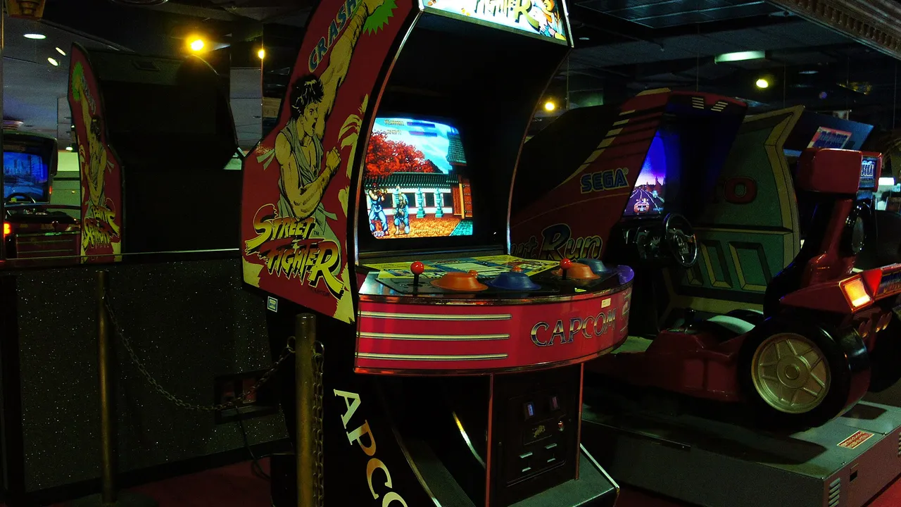 Bir oyun salonunda Street Fighter temalı atari oyun makineleri
